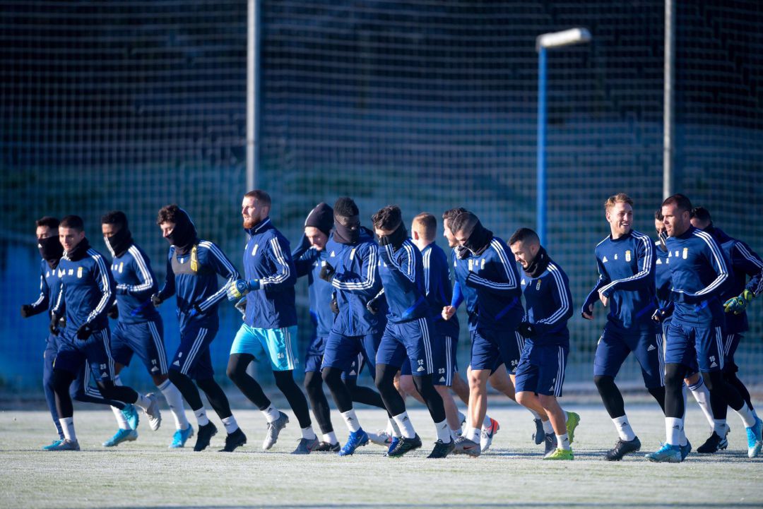 Varios futbolistas del Oviedo realizan carrera continua Varios futbolistas del Oviedo realizan carrera continua