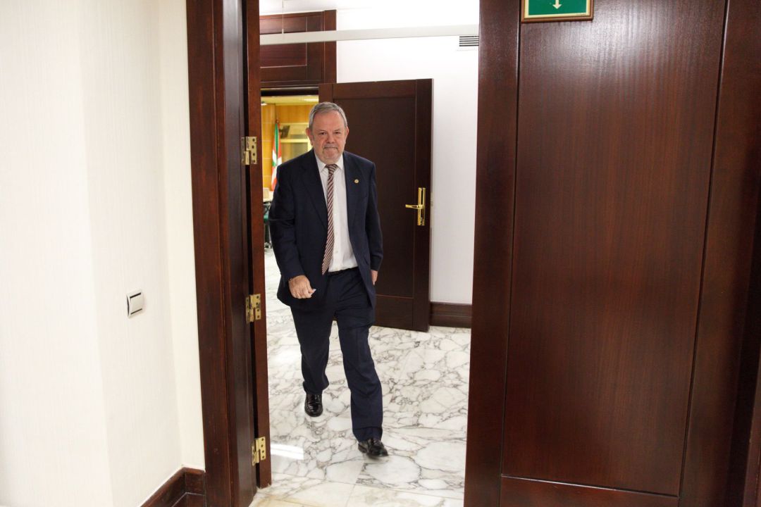 El consejero de Hacienda, Pedro Azpiazu, al comienzo del pleno del Parlamento Vasco que aprobó el pasado viernes los presupuestos vascos de 2020 con los votos a favor del PNV y PSE, en minoría, y la abstención de parte de los parlamentarios de Elkarrekin Podemos. El consejero de Hacienda, Pedro Azpiazu, al comienzo del pleno del Parlamento Vasco que aprobó el pasado viernes los presupuestos vascos de 2020 con los votos a favor del PNV y PSE, en minoría, y la abstención de parte de los parlamentarios de Elkarrekin Podemos.