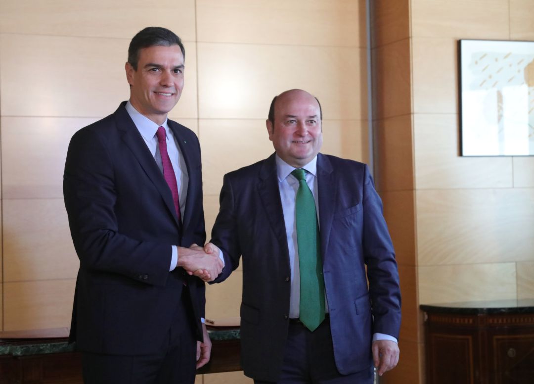 El presidente del Gobierno en funciones, Pedro Sánchez (izq) y el presidente del EBB del PNV, Andoni Ortuzar (dech), se dan la mano tras firmar el acuerdo entre el PSOE y el PNV para la investidura de Pedro Sánchez, en el Congreso de los Diputados, Madrid (España), a 30 de diciembre de 2019.
POLITICA
Jesús Hellín - Europa Press
El presidente del Gobierno en funciones, Pedro Sánchez (izq) y el presidente del EBB del PNV, Andoni Ortuzar (dech), se dan la mano tras firmar el acuerdo entre el PSOE y el PNV para la investidura de Pedro Sánchez, en el Congreso de los Diputados, Madrid (España), a 30 de diciembre de 2019.
POLITICA
Jesús Hellín - Europa Press