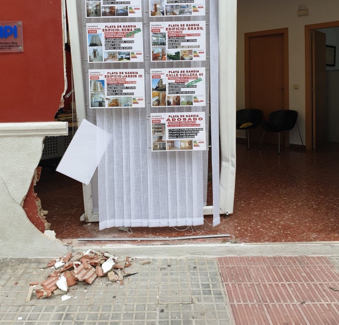 Destrozos ocasionados en un local comercial de la playa de Gandia Destrozos ocasionados en un local comercial de la playa de Gandia