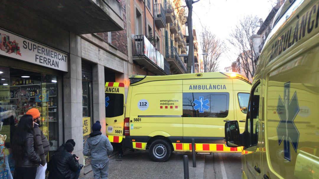L'ambulància s'endú la nena d'uns 10 anys L'ambulància s'endú la nena d'uns 10 anys