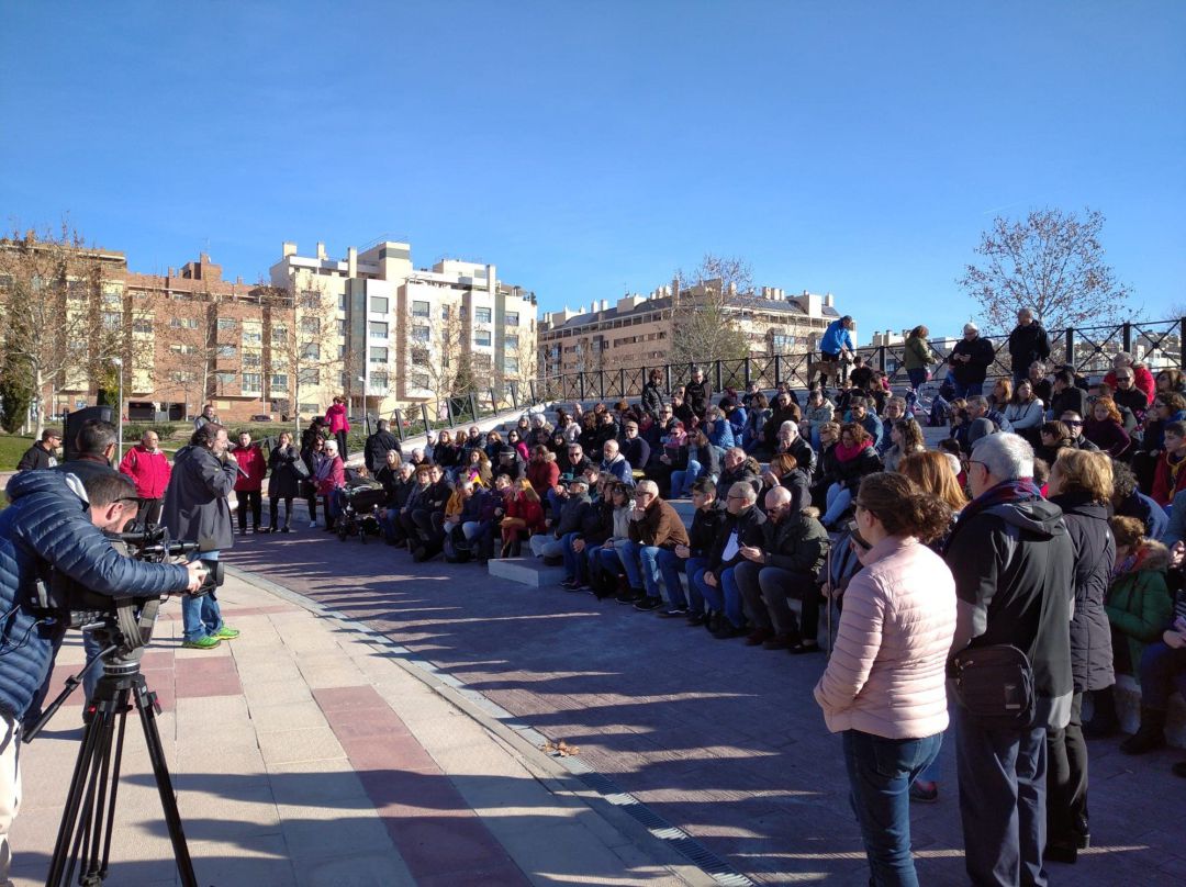 Decenas de vecinos y asociaciones debaten si apoyar la vía judicial por el traslado de basuras a Valdemingómez. Decenas de vecinos y asociaciones debaten si apoyar la vía judicial por el traslado de basuras a Valdemingómez.