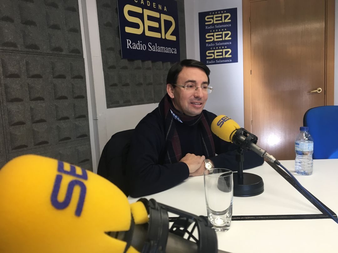 Fernando Pablos, en los estudios de Radio Salamanca Fernando Pablos, en los estudios de Radio Salamanca