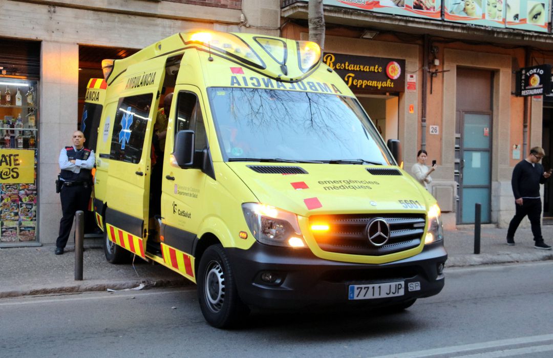 Ambulancia del SEM en la que se ha trasladado a la menor a un hospital. Ambulancia del SEM en la que se ha trasladado a la menor a un hospital.