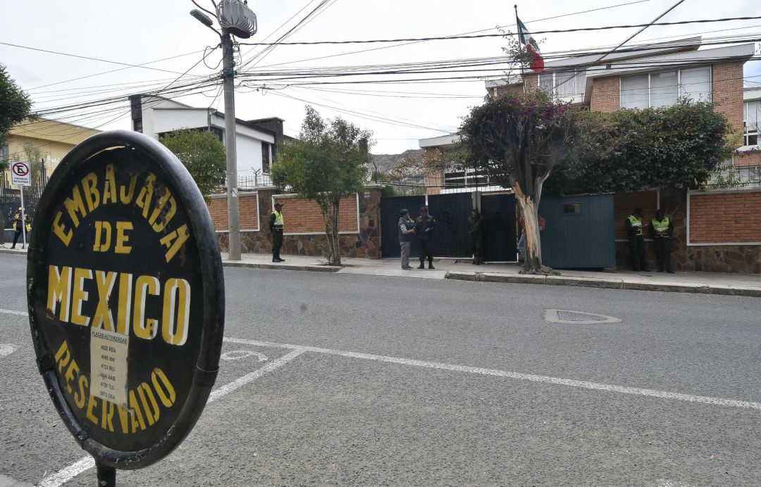 Vista de la Embajada mexicana con presencia policial este jueves, en La Paz (Bolivia). Vista de la Embajada mexicana con presencia policial este jueves, en La Paz (Bolivia).