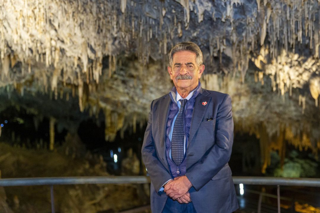 El presidente de Cantabria, Miguel Ángel Revilla, felicita la Navidad desde la cueva de El Soplao. El presidente de Cantabria, Miguel Ángel Revilla, felicita la Navidad desde la cueva de El Soplao.