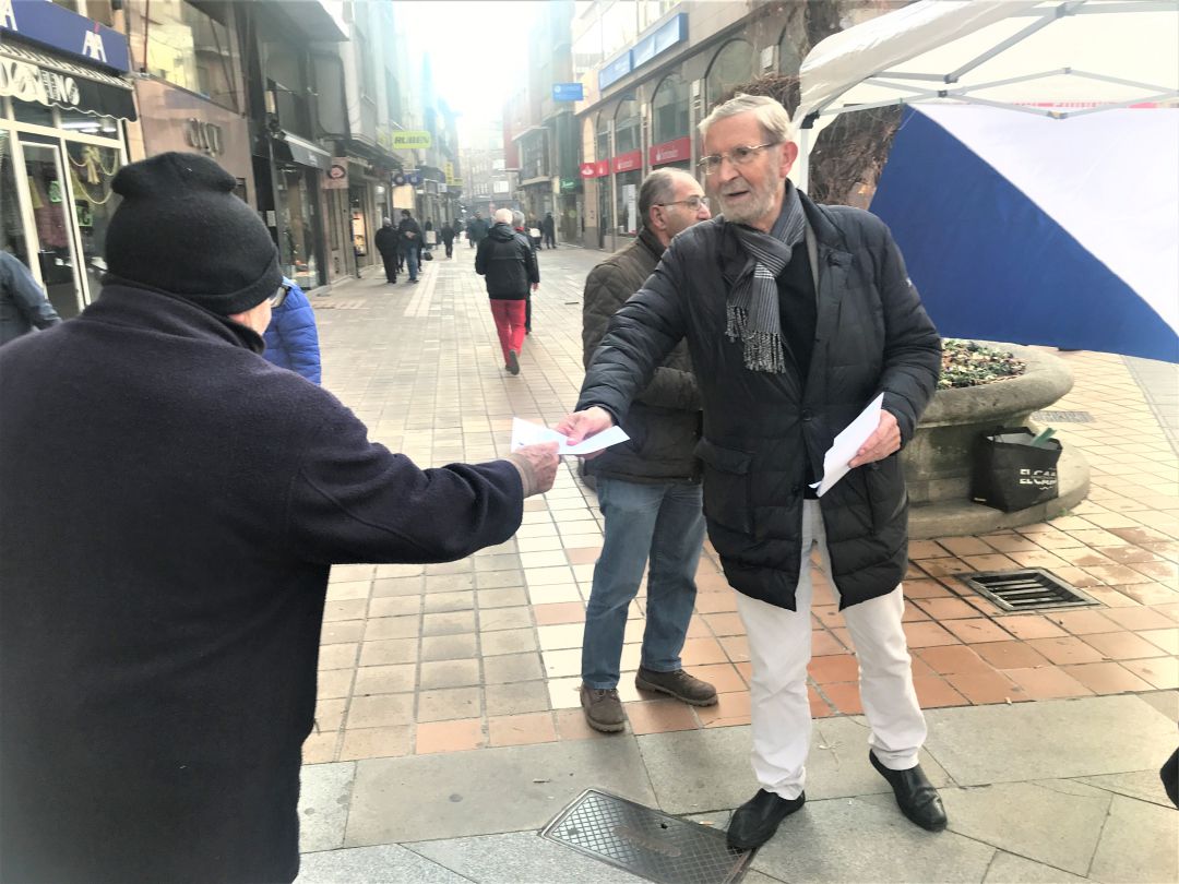 Carballo reparte octavillas para pedir el apoyo a la manifestación contra las tasas Carballo reparte octavillas para pedir el apoyo a la manifestación contra las tasas