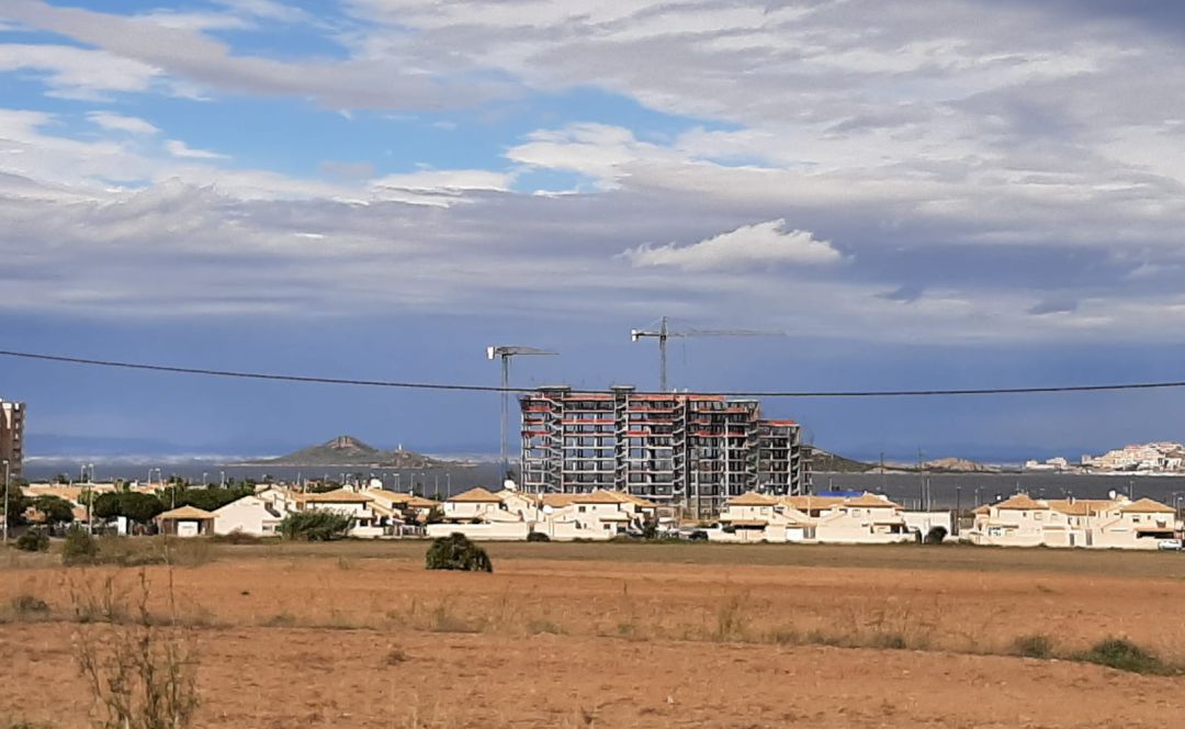 Un proyecto urbanístico que se está desarrollando actualmente en Playa Honda, a orillas del Mar Menor Un proyecto urbanístico que se está desarrollando actualmente en Playa Honda, a orillas del Mar Menor