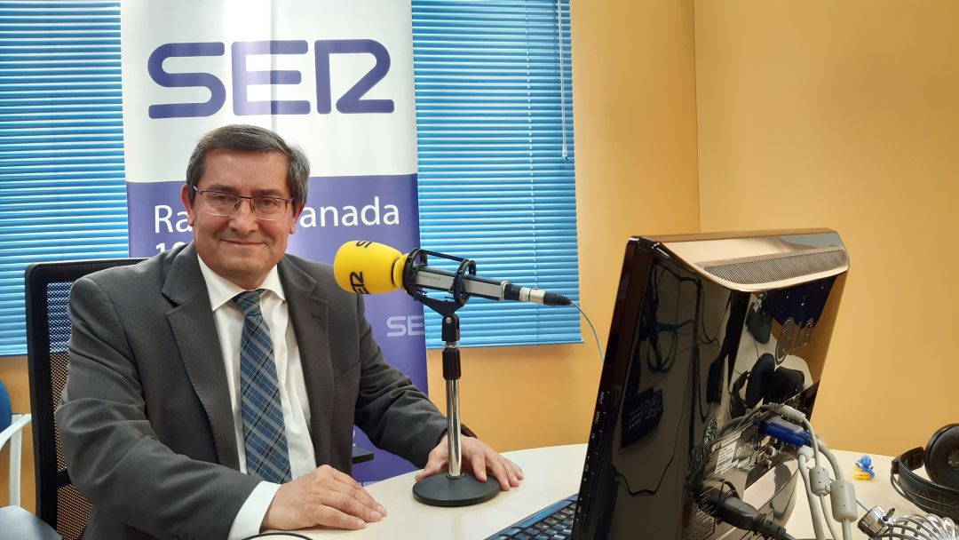 José Entrena, en los estudios de Radio Granada José Entrena, en los estudios de Radio Granada