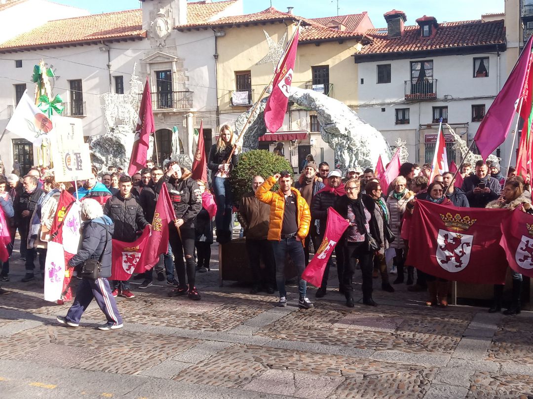 Concentración leonesista en la plaza de San Marcelo en favor del derecho de autonomía de León Concentración leonesista en la plaza de San Marcelo en favor del derecho de autonomía de León