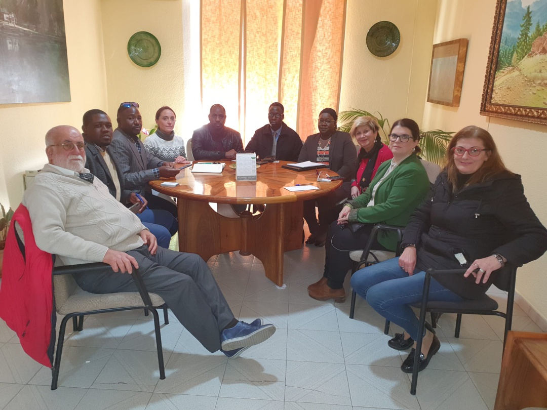 Maribel Rescalvo reunida con la Cónsul General de Mali en España, Gertrude Keita, además de otras entidades que acudieron a interesarse por el jornalero que permanece en instalaciones municipales tras ser agredido con arma blanca Maribel Rescalvo reunida con la Cónsul General de Mali en España, Gertrude Keita, además de otras entidades que acudieron a interesarse por el jornalero que permanece en instalaciones municipales tras ser agredido con arma blanca