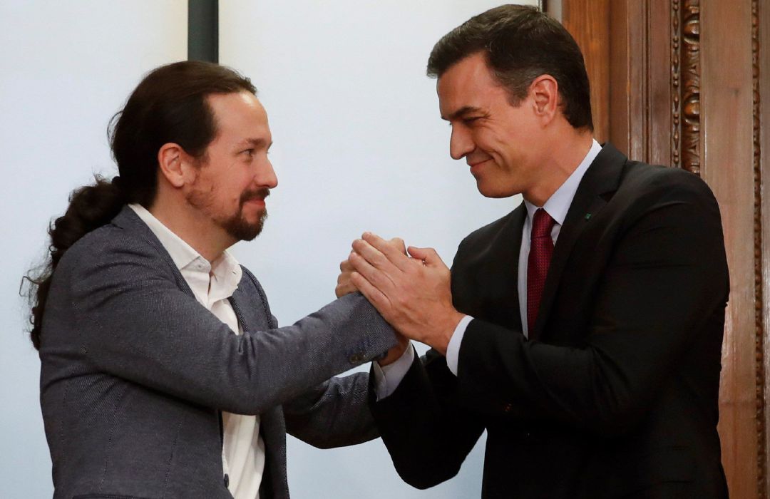 Pedro Sánchez (d) y Pablo Iglesias (i) estrechan sus manos tras el acto de firma del acuerdo programático con las principales medidas que tomará el futuro Gobierno de coalición Pedro Sánchez (d) y Pablo Iglesias (i) estrechan sus manos tras el acto de firma del acuerdo programático con las principales medidas que tomará el futuro Gobierno de coalición