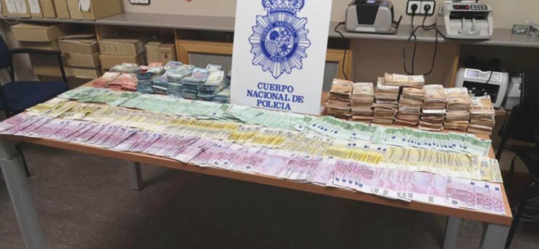 La Policía Nacional incauta 1.300 kilos de cocaína y 550.000 euros en una operación contra el narcotráfico. La Policía Nacional incauta 1.300 kilos de cocaína y 550.000 euros en una operación contra el narcotráfico.