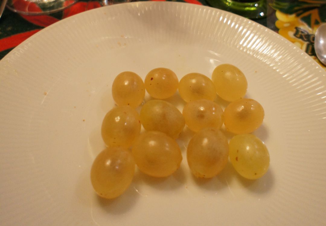 Los presos disfrutan de las doce uvas cada Nochevieja. Los presos disfrutan de las doce uvas cada Nochevieja.