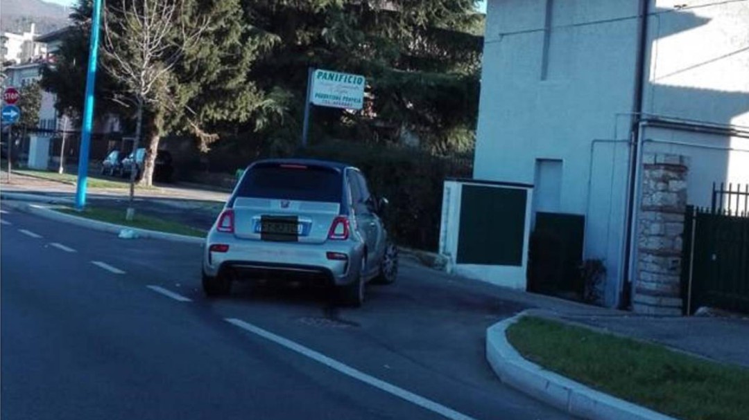 El coche de Balotelli golpea una panadería al volver de la fiesta de Nochevieja