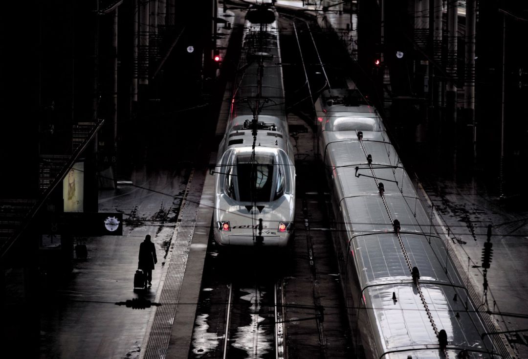 Dos trenes estacionados en la vía de la estación de AVE y Renfe de Atocha Dos trenes estacionados en la vía de la estación de AVE y Renfe de Atocha