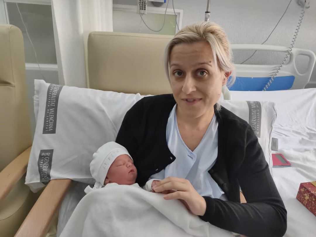 La feliz mamá junto a la recién nacida en el Hospital de Elda La feliz mamá junto a la recién nacida en el Hospital de Elda