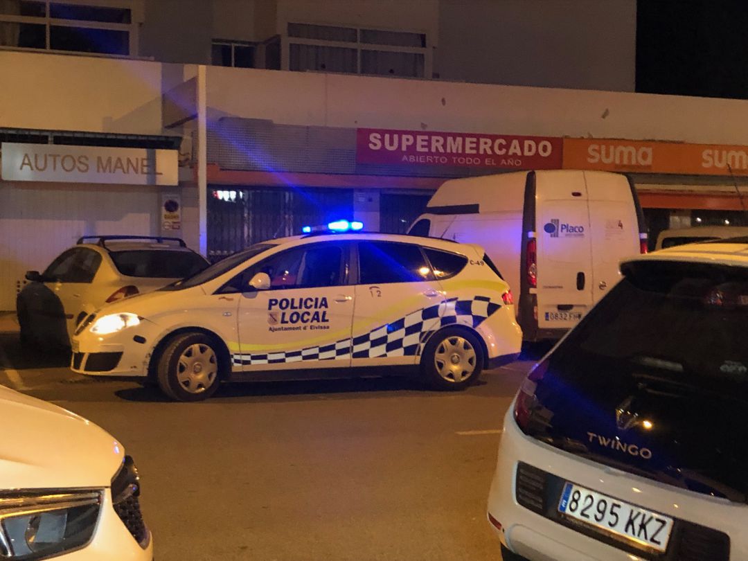 Una conductora que triplicaba la tasa de alcohol choca contra dos coches aparcados en Vila Una conductora que triplicaba la tasa de alcohol choca contra dos coches aparcados en Vila
