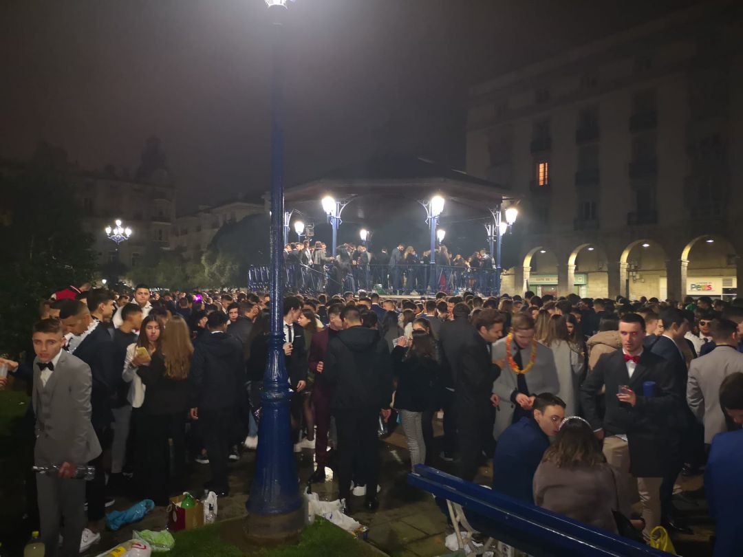 Imagen de la Plaza de Pombo durante la Nochevieja. Imagen de la Plaza de Pombo durante la Nochevieja.