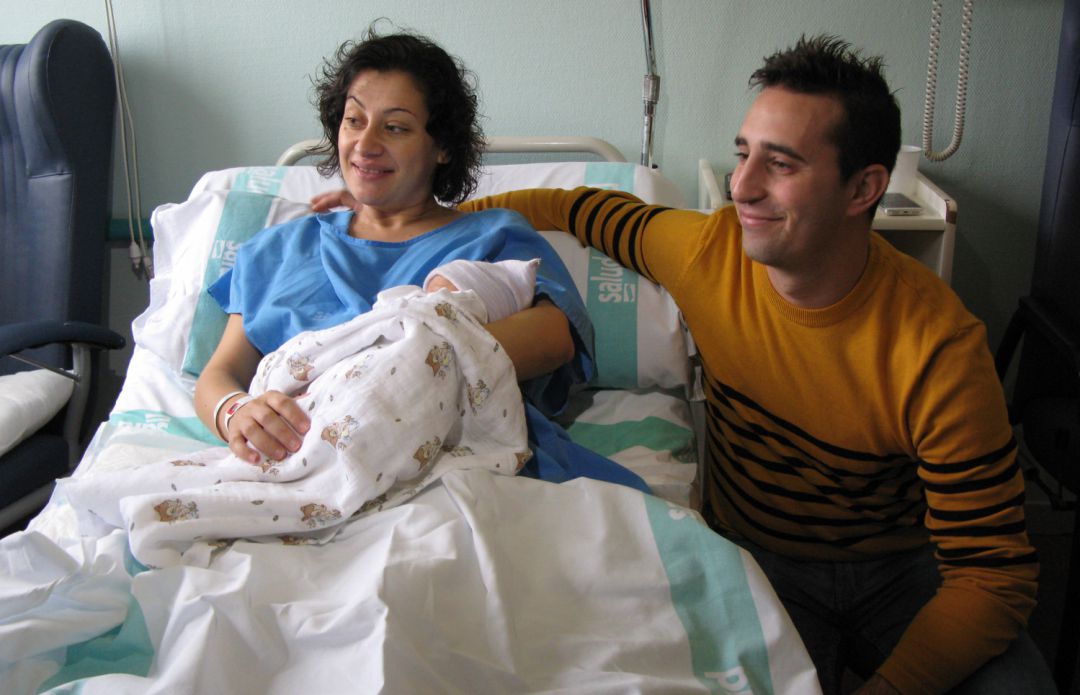 Irene y Víctor posan ante los medios con su hija, Paula en brazos, la primera aragonesa nacida en este 2020 en el hospital Miguel Servet de Zaragoza. Irene y Víctor posan ante los medios con su hija, Paula en brazos, la primera aragonesa nacida en este 2020 en el hospital Miguel Servet de Zaragoza.