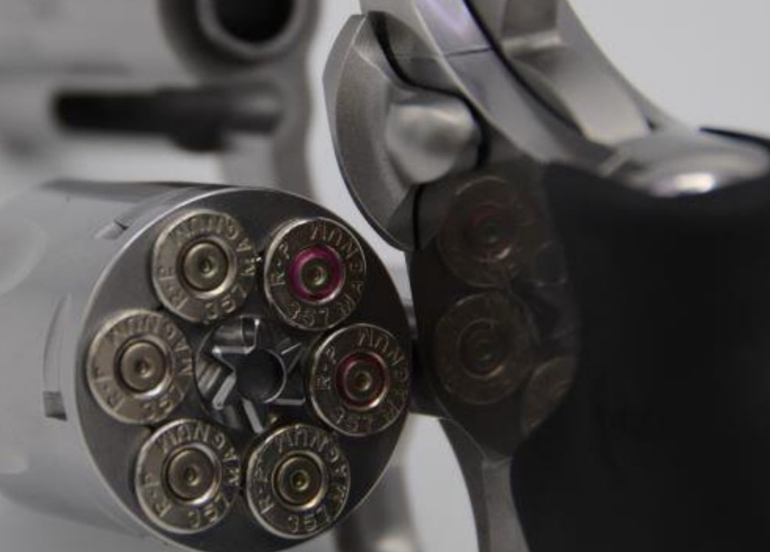 Tambor de un revolver con casquillos pertuticos Tambor de un revolver con casquillos pertuticos