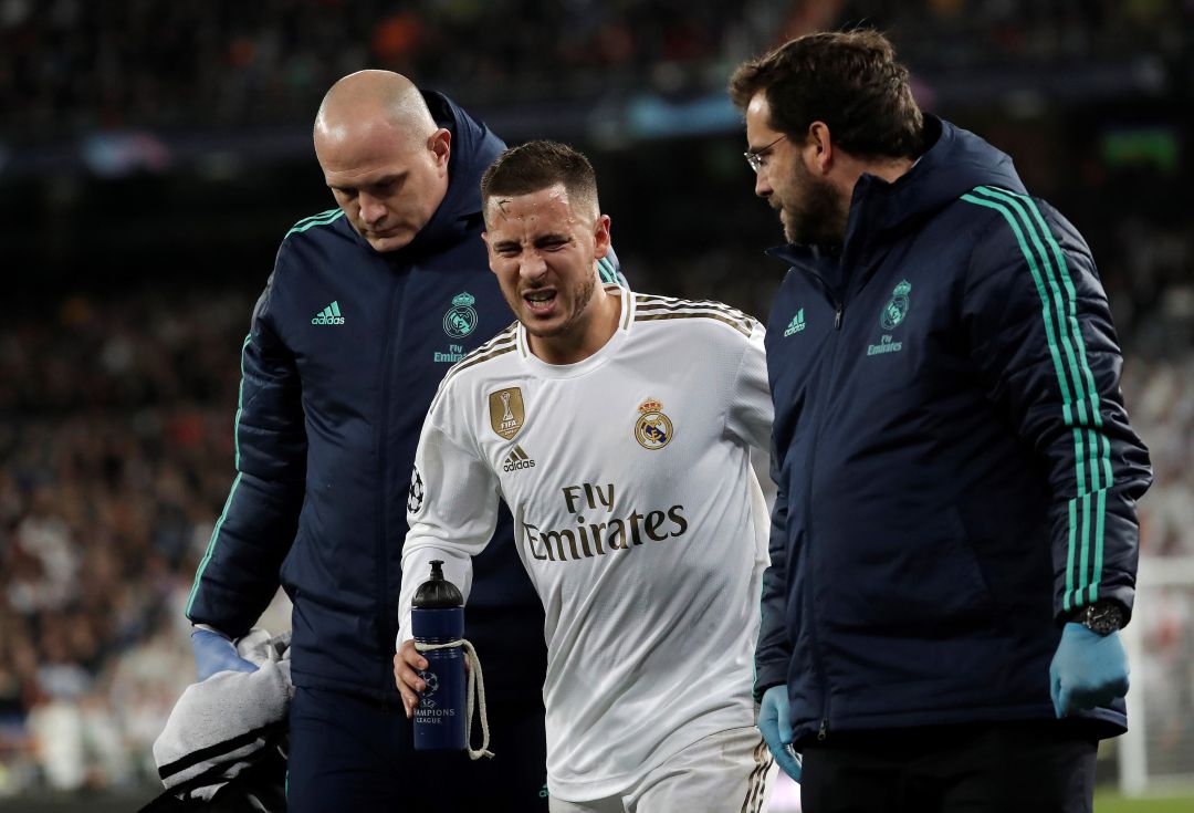 Eden Hazard tuvo que retirarse lesionado en el partido de la Champions ante el PSG en el Santiago Bernabéu. Eden Hazard tuvo que retirarse lesionado en el partido de la Champions ante el PSG en el Santiago Bernabéu.