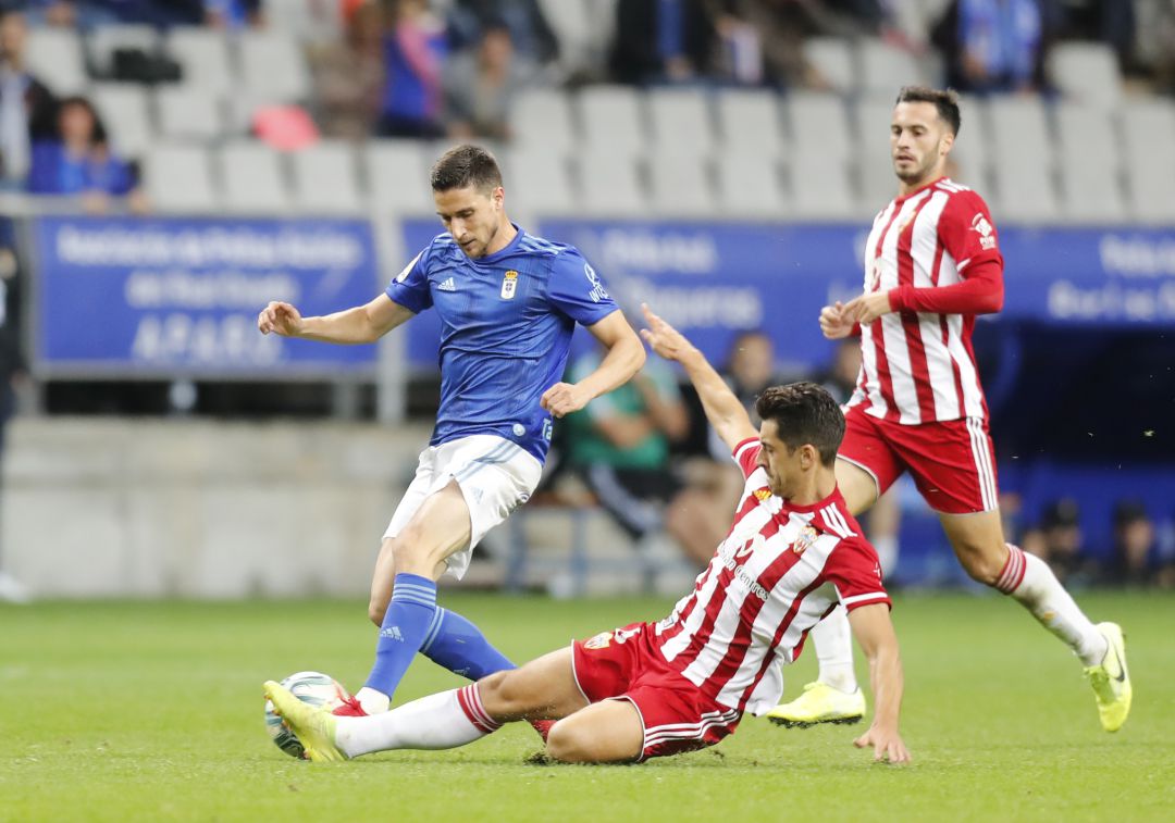 Omar Ramos durante una acción contra el Almería Omar Ramos durante una acción contra el Almería