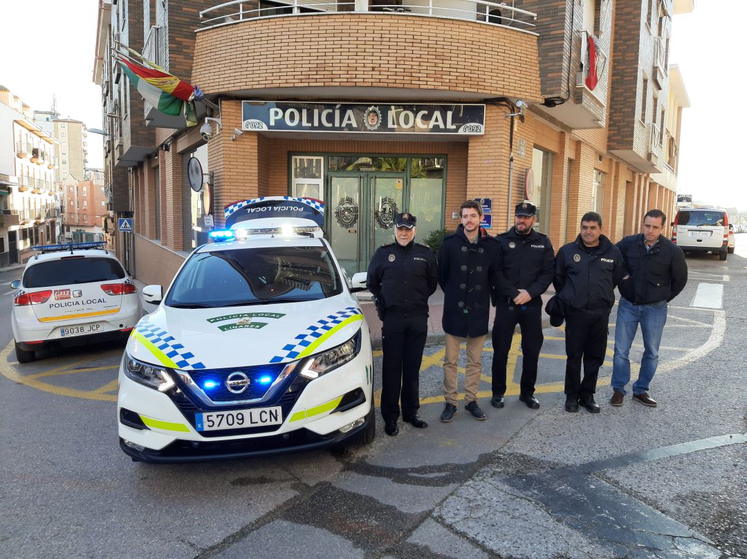 Mandos de la Policía Local y el concejal Javier Bris posan junto al nuevo coche Mandos de la Policía Local y el concejal Javier Bris posan junto al nuevo coche