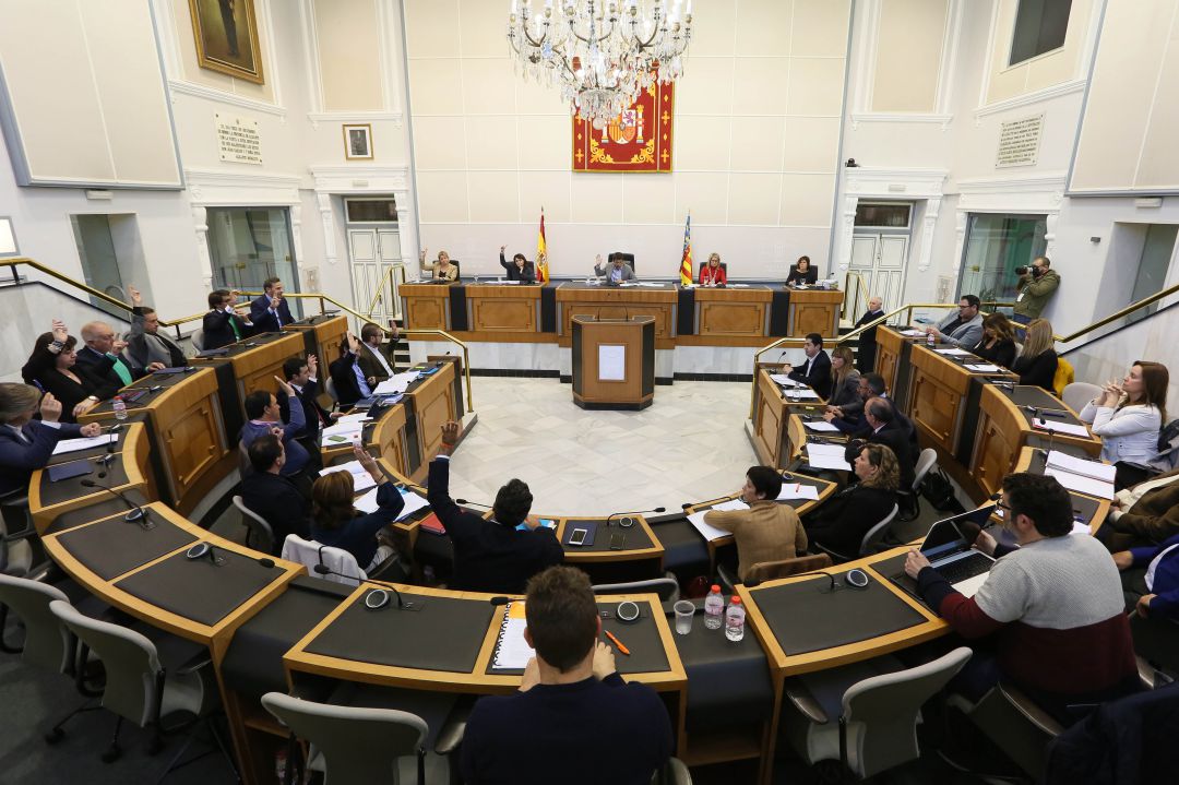 Sesión plenaria en la Diputación Provincial de Alicante. Sesión plenaria en la Diputación Provincial de Alicante.