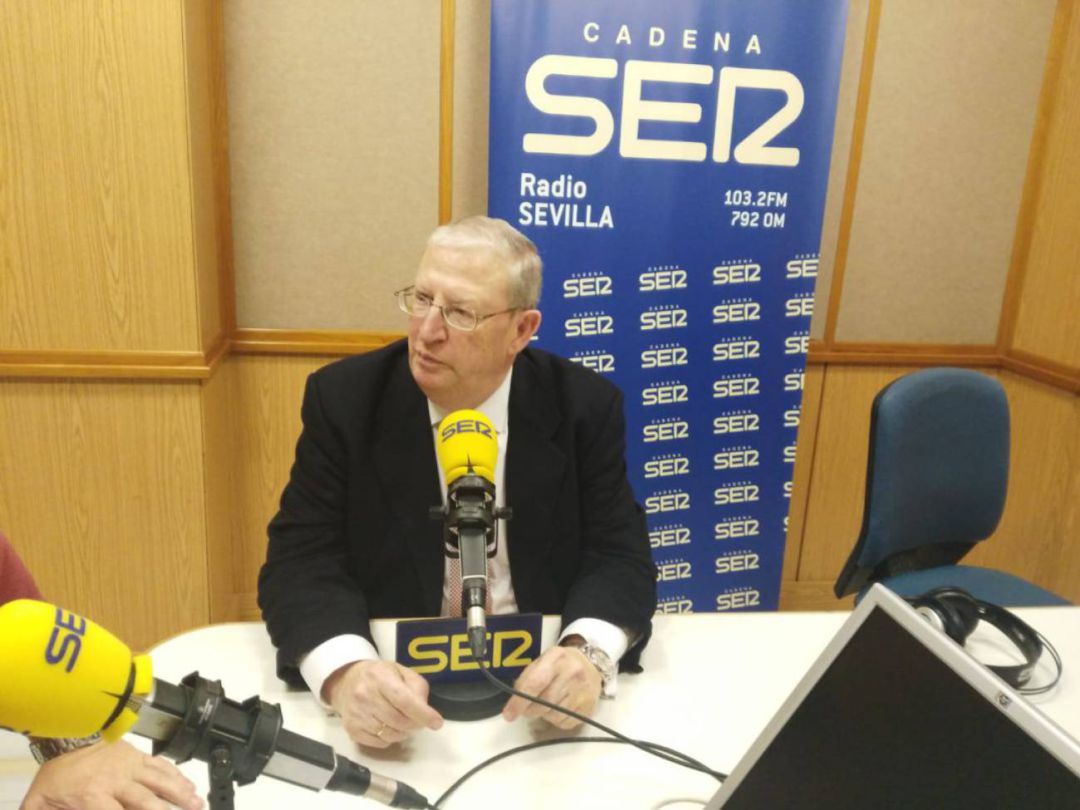 Imagen de archivo del presidente del Consejo, Francisco Vélez, ante los micrófonos de Radio Sevilla Imagen de archivo del presidente del Consejo, Francisco Vélez, ante los micrófonos de Radio Sevilla