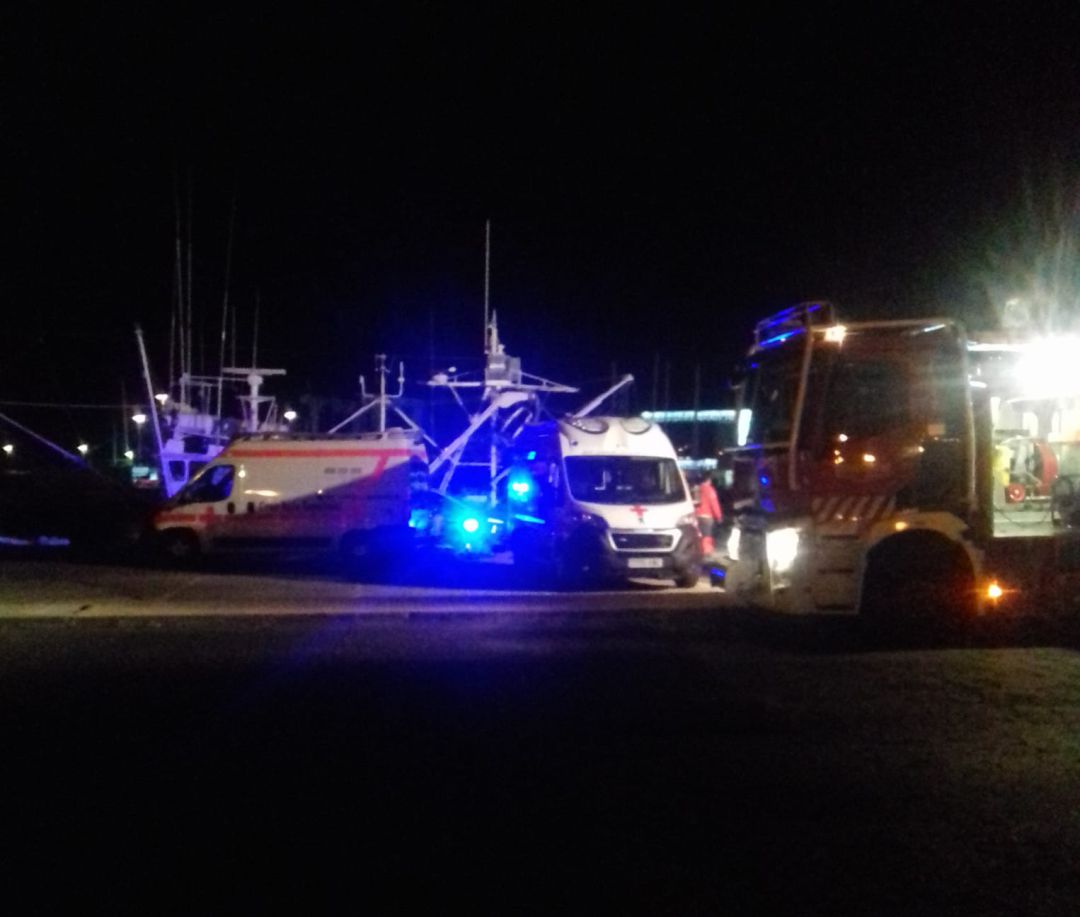 Efectivos de Cruz Roja Lanzarote y del Consorcio de Seguridad y Emergencias esperando la llegada de los ocupantes de la patera llegada a La Graciosa. Efectivos de Cruz Roja Lanzarote y del Consorcio de Seguridad y Emergencias esperando la llegada de los ocupantes de la patera llegada a La Graciosa.