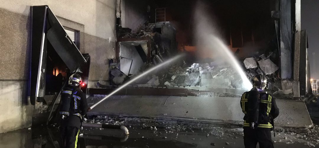 Los bomberos han trabajado durante toda la madrugada para controlar las llamas que han calcinado la nave de Hiper Usera Los bomberos han trabajado durante toda la madrugada para controlar las llamas que han calcinado la nave de Hiper Usera