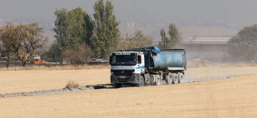 Uno de los camiones que llegan a la Planta de reciclaje de Pinto por el camino de acceso a la misma. Uno de los camiones que llegan a la Planta de reciclaje de Pinto por el camino de acceso a la misma.