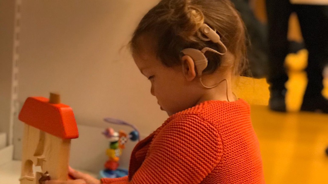 La búsqueda desesperada de los implantes auditivos de una niña