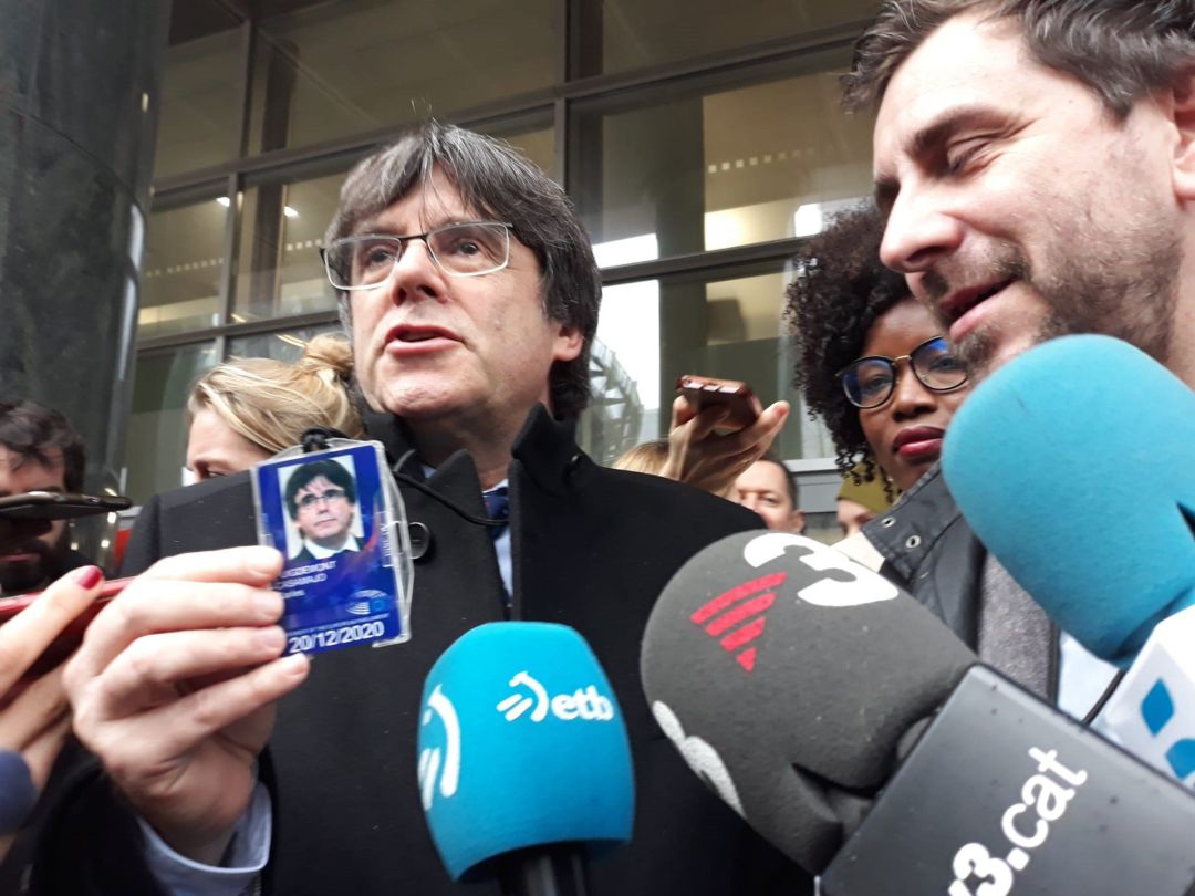 El expresidente de la Generalitat Carles Puigdemont posa con su acreditación de eurodiputado a la salida del Parlamento Europeo. El expresidente de la Generalitat Carles Puigdemont posa con su acreditación de eurodiputado a la salida del Parlamento Europeo.