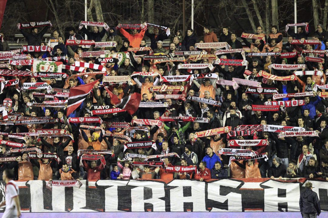 Aficionados del Rayo, en el estadio de Vallecas. Aficionados del Rayo, en el estadio de Vallecas.