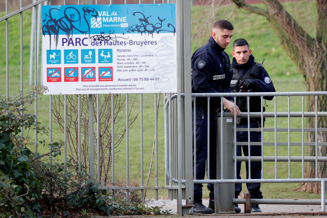 Policías franceses en el área de seguridad instalada tras el suceso de Villejuif, cerca de París, este viernes 3 de enero. Policías franceses en el área de seguridad instalada tras el suceso de Villejuif, cerca de París, este viernes 3 de enero.
