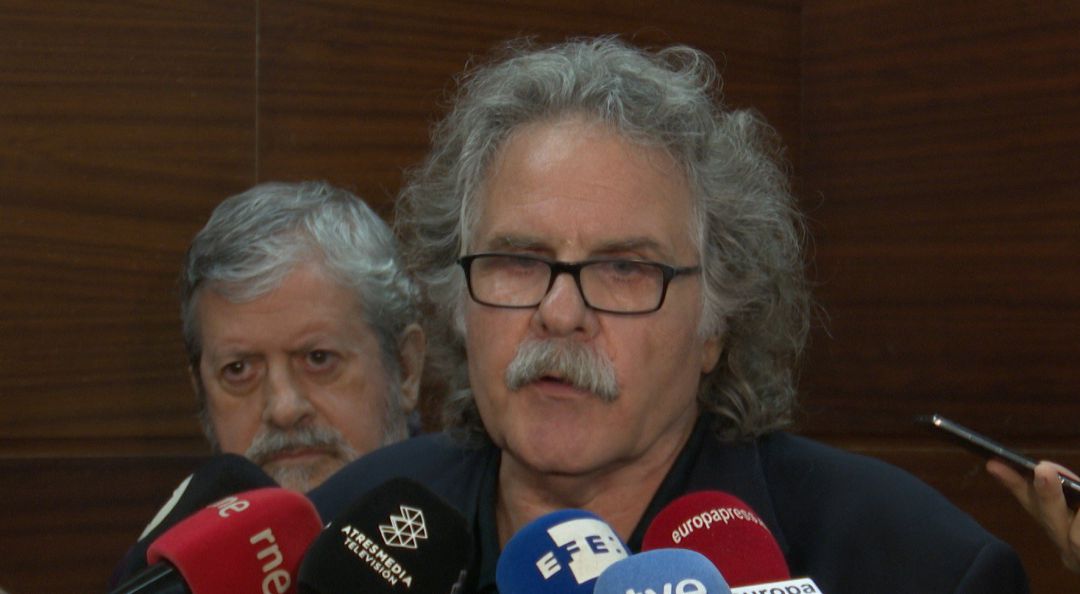 El exportavoz de ERC Joan Tardà atiende a los medios en València. El exportavoz de ERC Joan Tardà atiende a los medios en València.