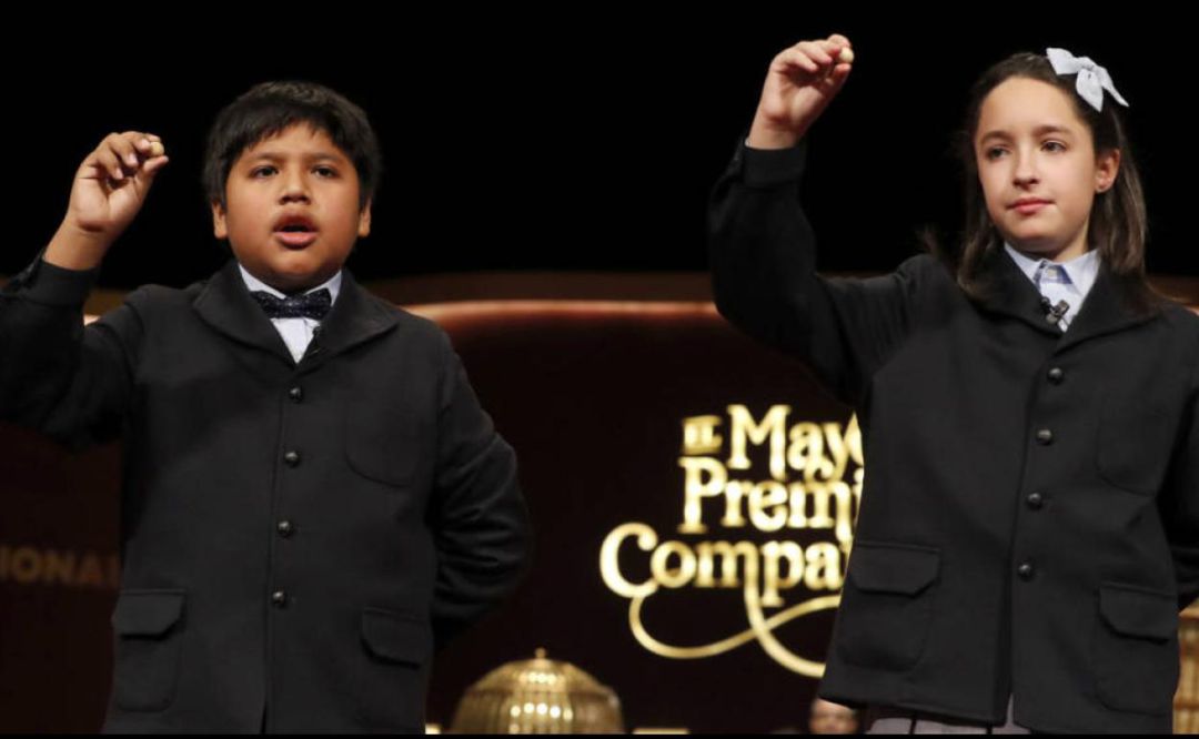 Niños de San Ildefonso cantan uno de los premios del Sorteo de Lotería. Niños de San Ildefonso cantan uno de los premios del Sorteo de Lotería.