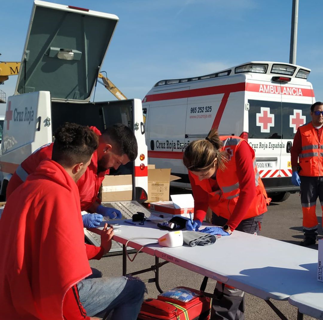 Voluntarios de Cruz Roja atienden a los numerosos inmigrantes llegados este 3 de enero a las costas alicantinas. Voluntarios de Cruz Roja atienden a los numerosos inmigrantes llegados este 3 de enero a las costas alicantinas.