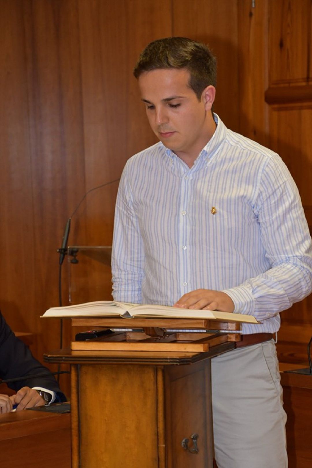 Cardona durante el pleno de investidura. Cardona durante el pleno de investidura.