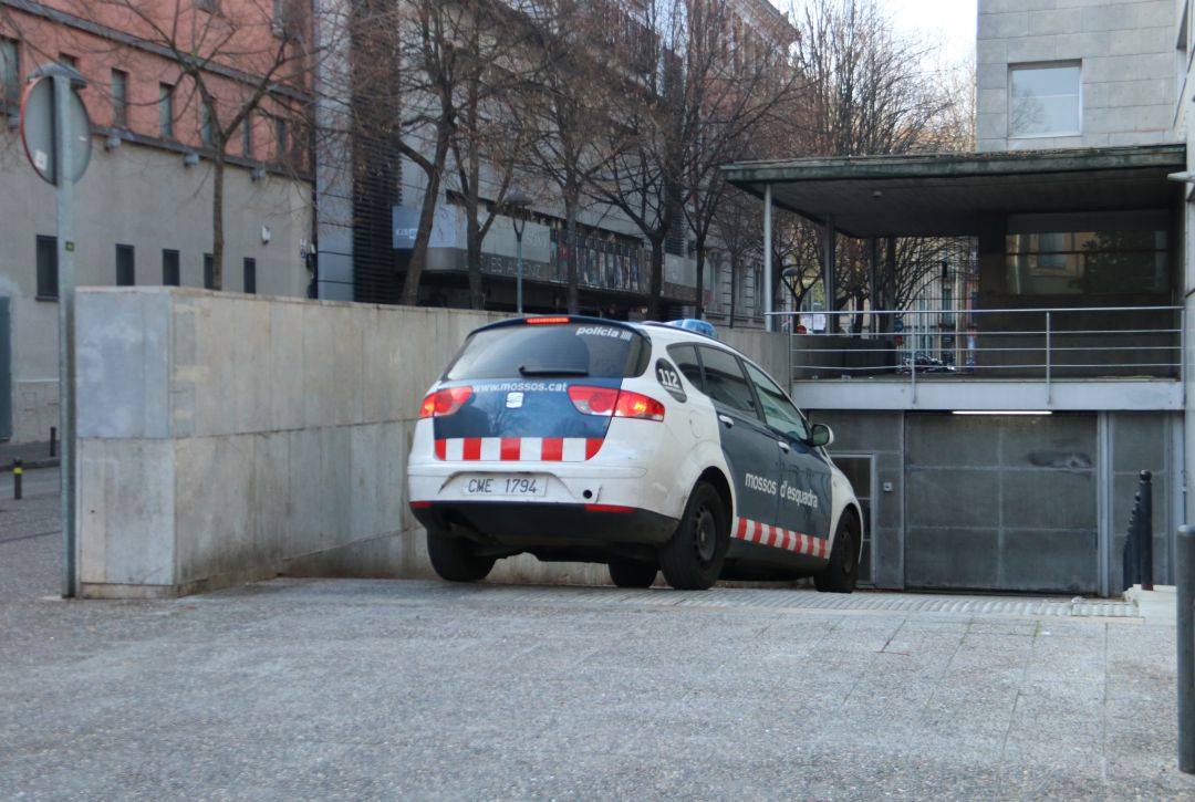 El cotxe policial entra als jutjats de Girona El cotxe policial entra als jutjats de Girona