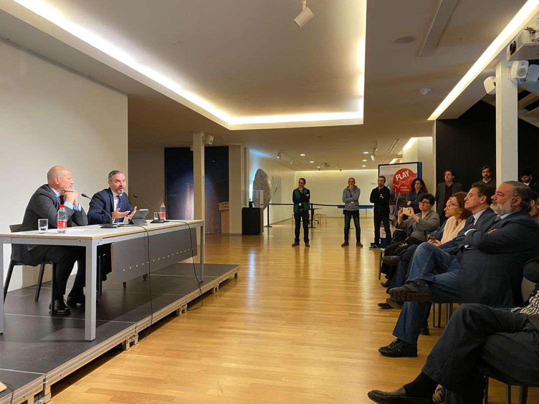 Los consejeros de Educación y Hacienda, Javier Imbroda y Juan Bravo, en rueda de prensa en el Parque de las Ciencias de Granada ante el delegado de la Junta en Granada y el alcalde de Granada, entre el público Los consejeros de Educación y Hacienda, Javier Imbroda y Juan Bravo, en rueda de prensa en el Parque de las Ciencias de Granada ante el delegado de la Junta en Granada y el alcalde de Granada, entre el público