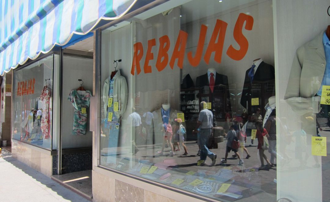 Pequeño comercio con el rótulo de rebajas. Pequeño comercio con el rótulo de rebajas.