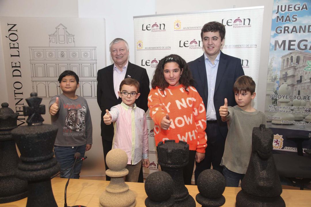 Karpov y Santos, junto a los jóvenes que participarán en las partidas Karpov y Santos, junto a los jóvenes que participarán en las partidas