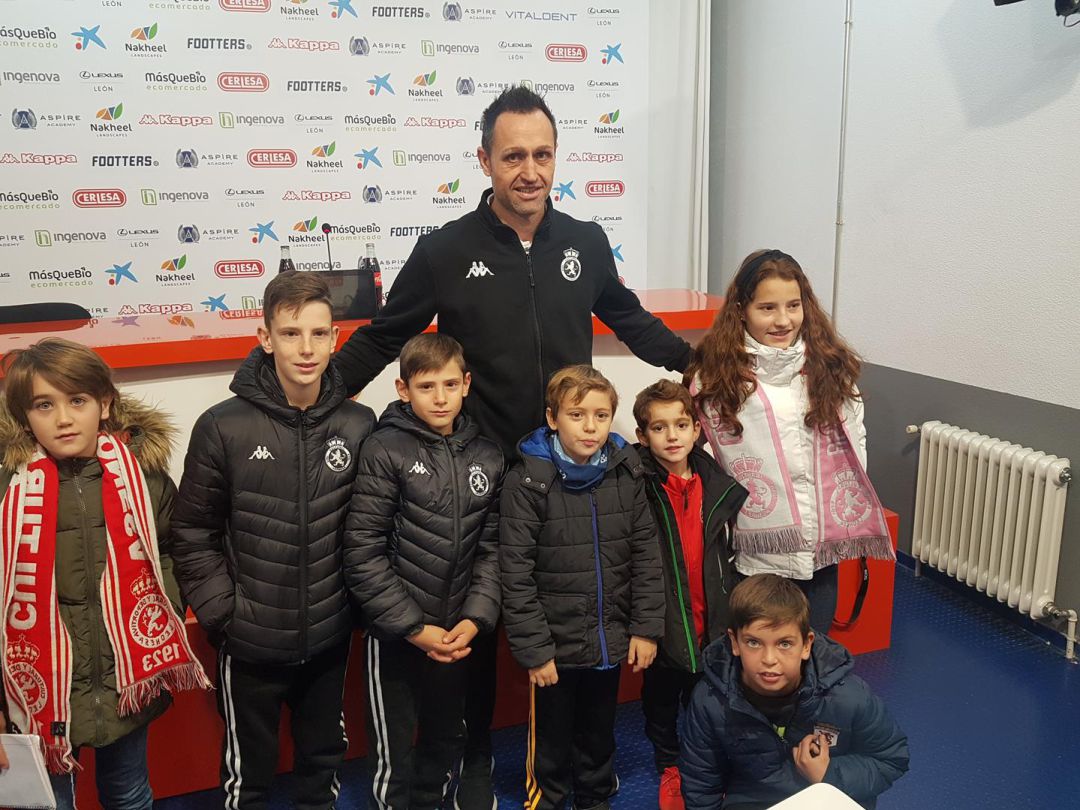 Los improvisados reporteros posan con el entrenador tras su batería de cuestiones Los improvisados reporteros posan con el entrenador tras su batería de cuestiones
