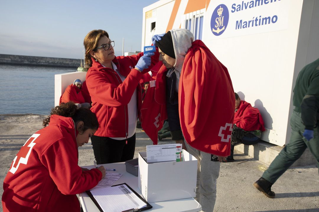Voluntarios de Cruz Roja atienden a los inmigrantes trasladados por Salvamento Marítimo al Puerto de Motril Voluntarios de Cruz Roja atienden a los inmigrantes trasladados por Salvamento Marítimo al Puerto de Motril