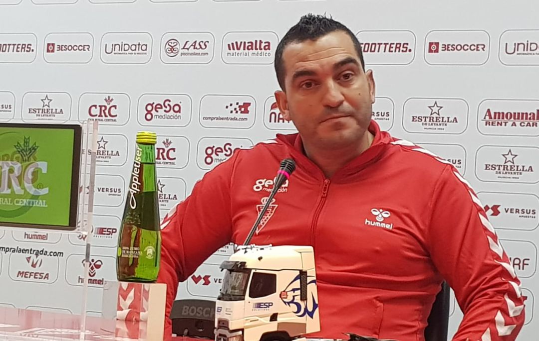 Adrián Hernández en rueda de prensa Adrián Hernández en rueda de prensa