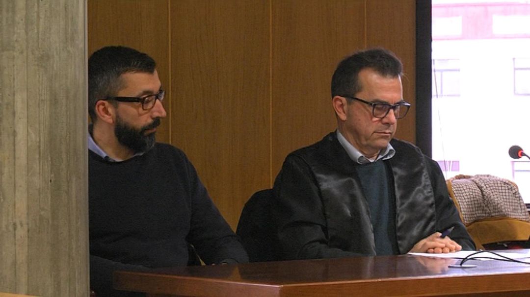 César Adrio (izq) escucha el veredicto del jurado en presencia de su abogado César Adrio (izq) escucha el veredicto del jurado en presencia de su abogado