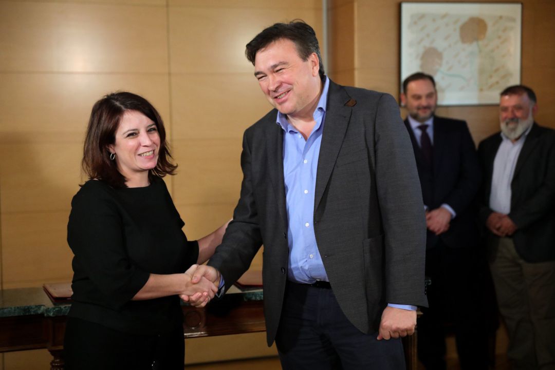 Adriana Lastra y Tomás Guitarte escenifican el acuerdo para la investidura de Sánchez Adriana Lastra y Tomás Guitarte escenifican el acuerdo para la investidura de Sánchez